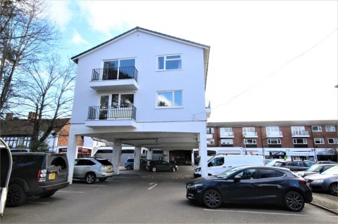 High Street, Chalfont St Peter, Buckinghamshire - EAID:627586940, BID:13319603